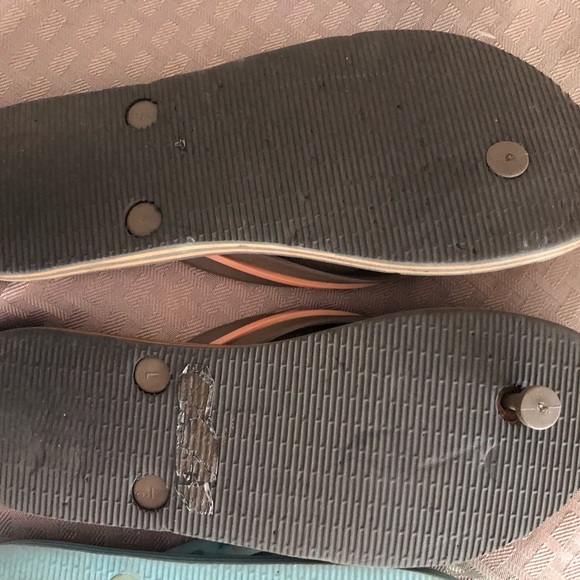 GAP WOMENS PAISLEY FLIP FLOPS SET of TWO - Picture 9 of 10